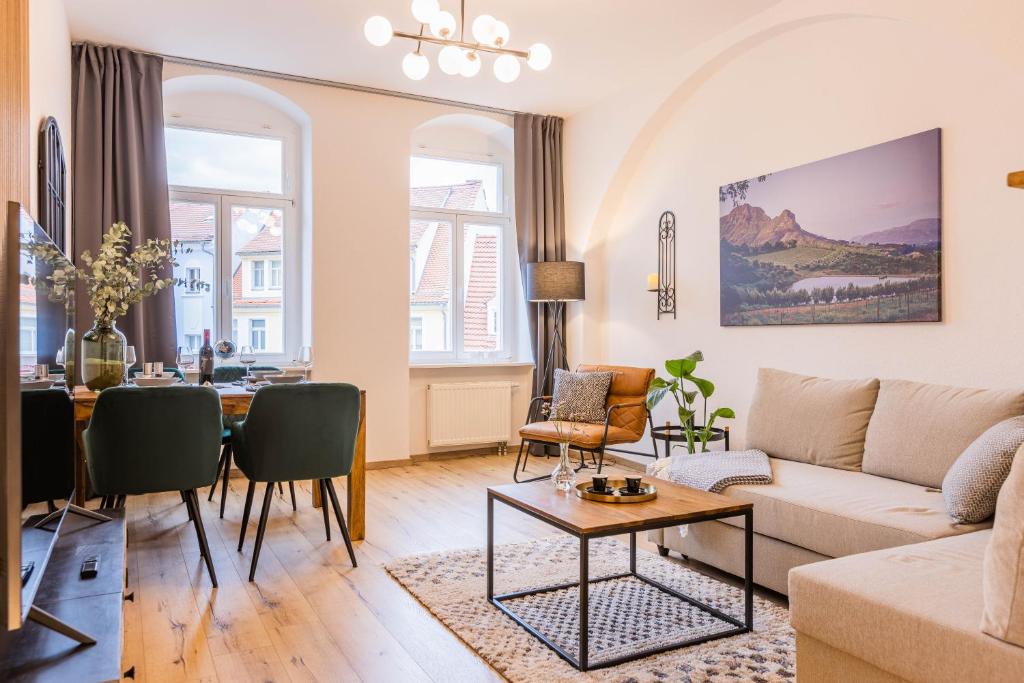 a living room with a couch and a table at Fynbos Apartments Theaterblick, Netflix, Parkplatz in Meißen