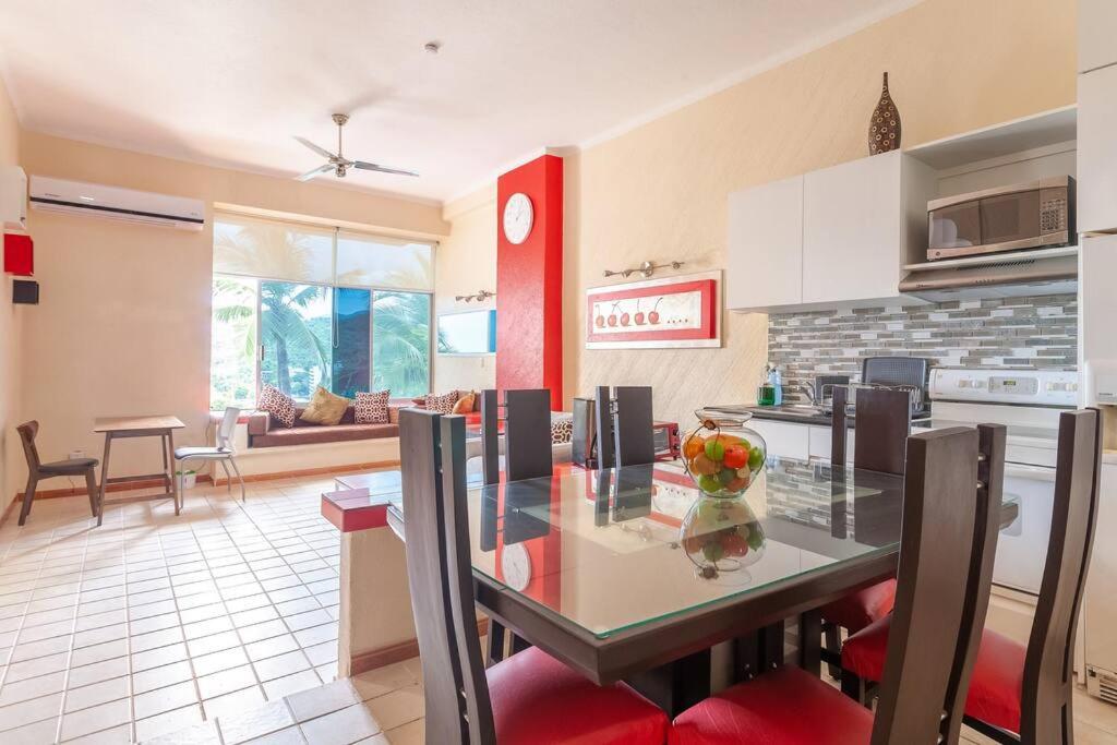 a kitchen and dining room with a table and chairs at Apartamento amueblado en Acapulco in Acapulco