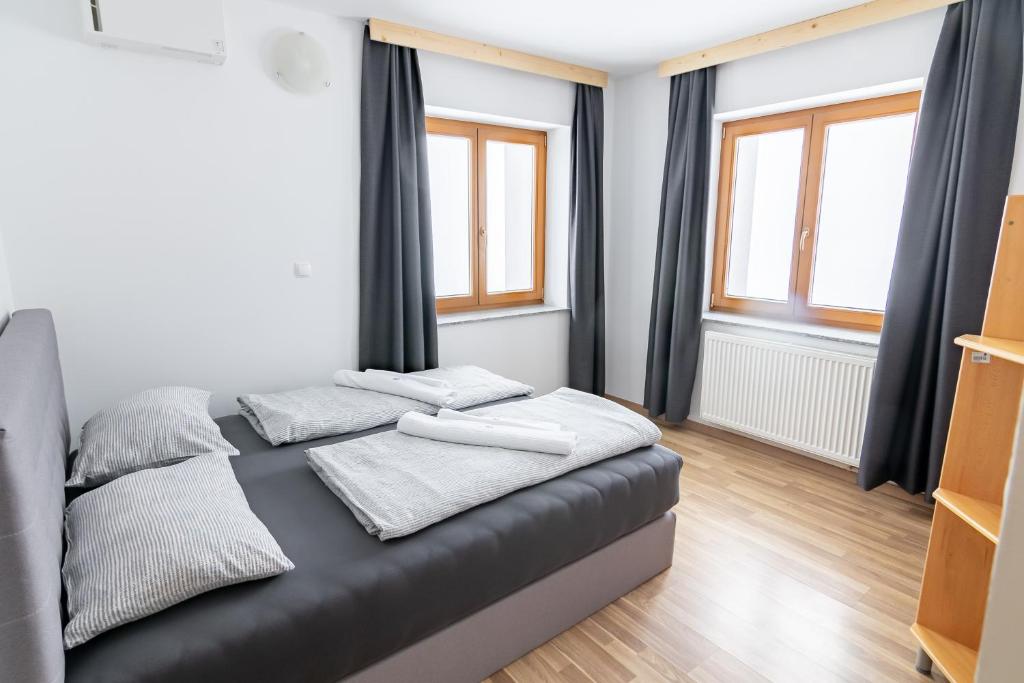 Postel nebo postele na pokoji v ubytování Ribniška koča