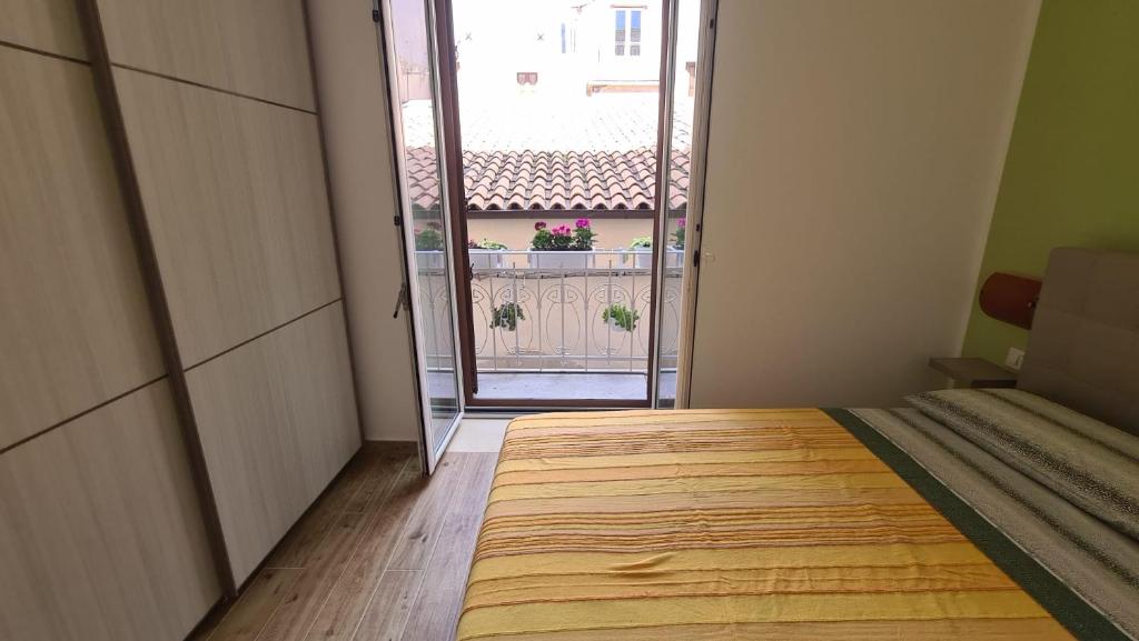 A bed or beds in a room at Casa Daphne di Ortigia