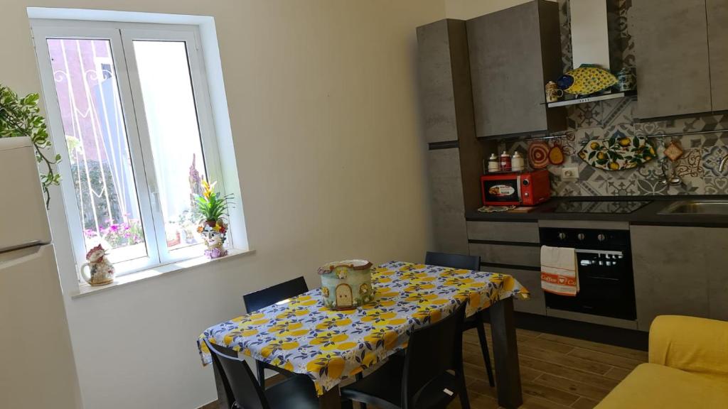 A kitchen or kitchenette at Casa Daphne di Ortigia