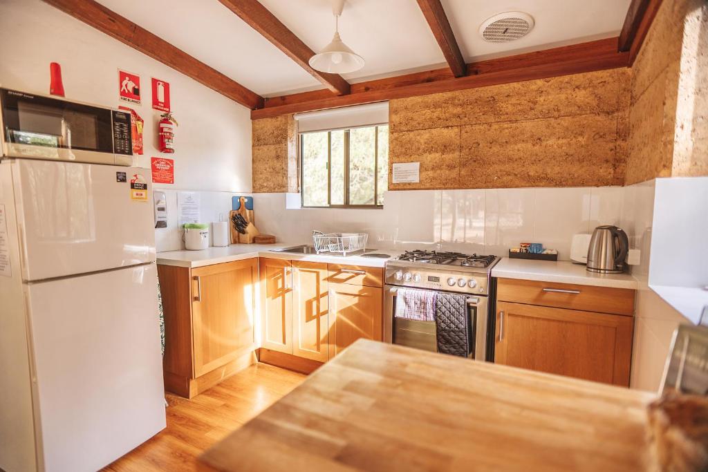 Kuchyň nebo kuchyňský kout v ubytování Bussells Bushland Cottages