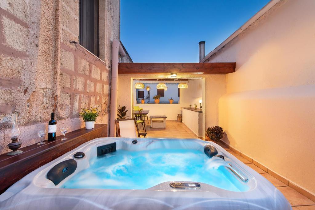 uma banheira no meio de um quarto em Studio Astero in Ilha de Rhodes