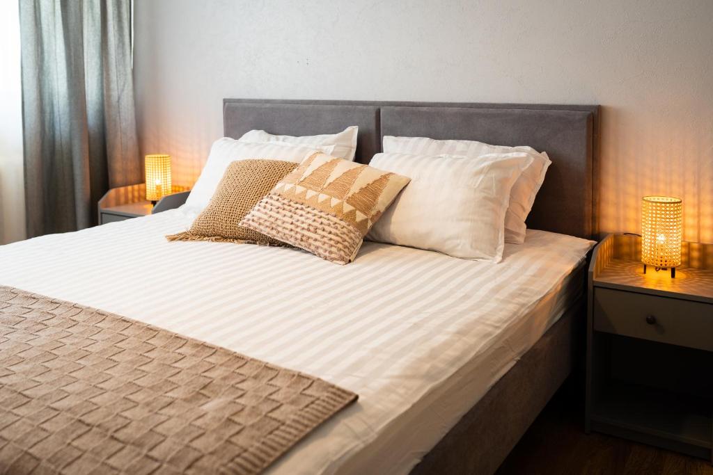 ein Bett mit zwei Kissen darüber in der Unterkunft Leola Center Apartment in Viljandi