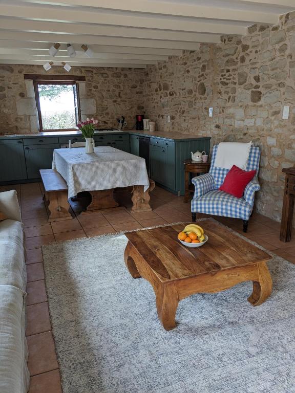 Część wypoczynkowa w obiekcie 3 self-contained gites with pool and games room
