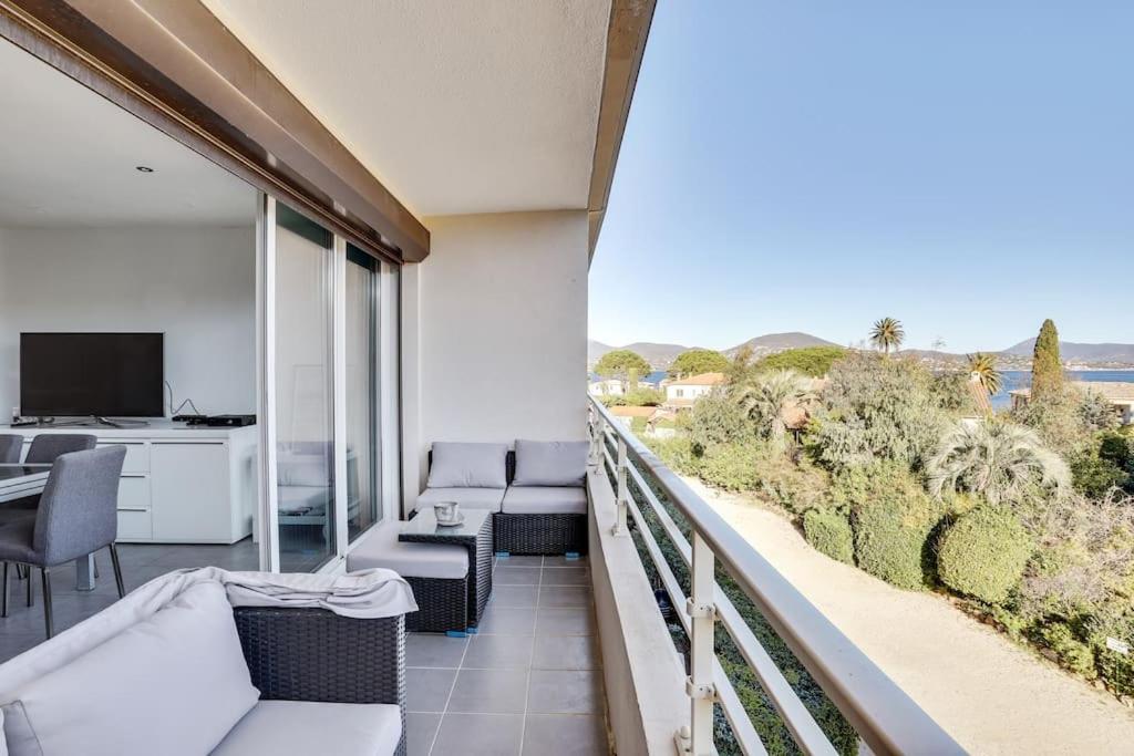 balkon z białymi meblami i widokiem na ocean w obiekcie 3 Rooms with Sea View Terraces in Peace w Saint-Tropez
