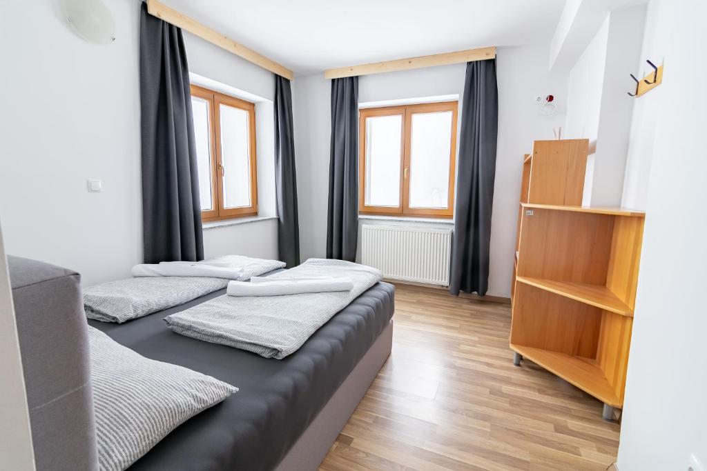Postel nebo postele na pokoji v ubytování Ribniška koča