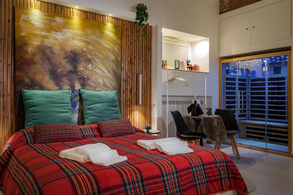 Terra Mia Suite في كاتانيا: غرفة نوم بسرير مع لوحة على الحائط