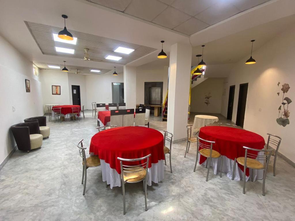 Posezení v ubytování Hotel Leaf 9, Cyber City near Ambience Mall