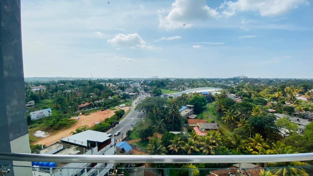 widok na miasto z ulicą i drogą w obiekcie Luxe Highway Residencies w mieście Kottawa