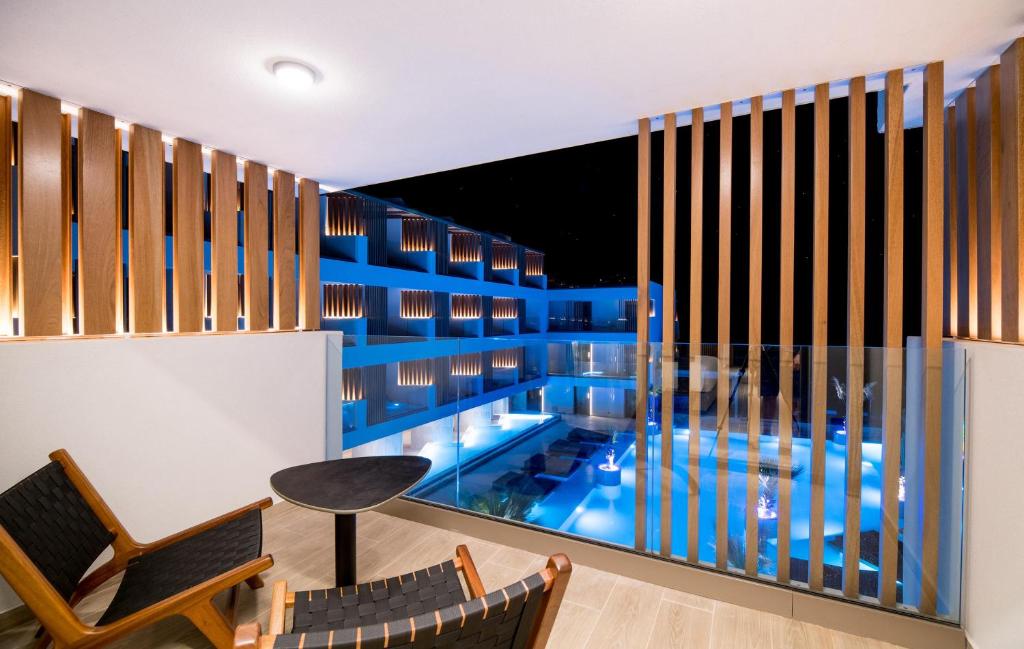 Бассейн в AKASHA Beach Hotel & Spa или поблизости