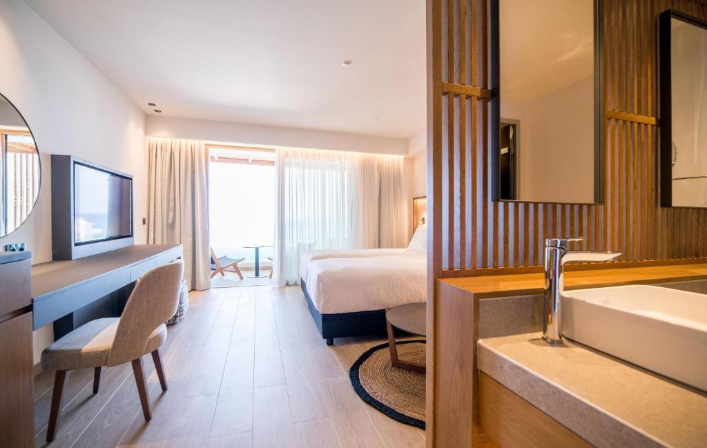 Кровать или кровати в номере AKASHA Beach Hotel & Spa