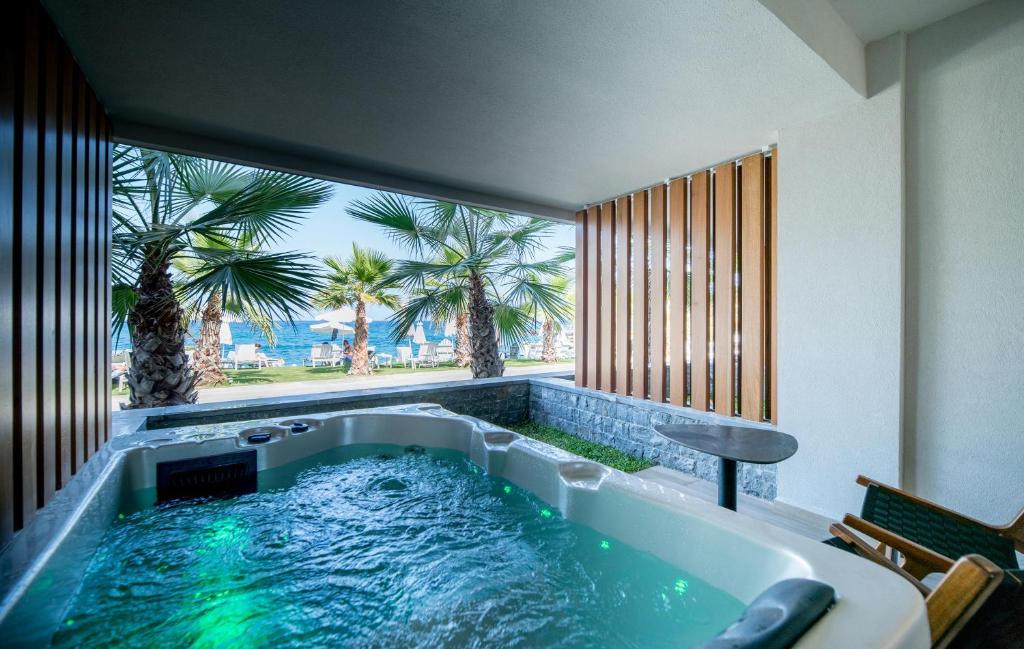 Бассейн в AKASHA Beach Hotel & Spa или поблизости