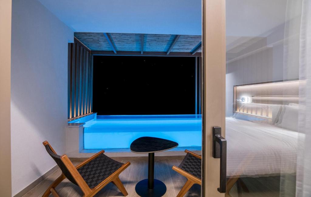 Бассейн в AKASHA Beach Hotel & Spa или поблизости