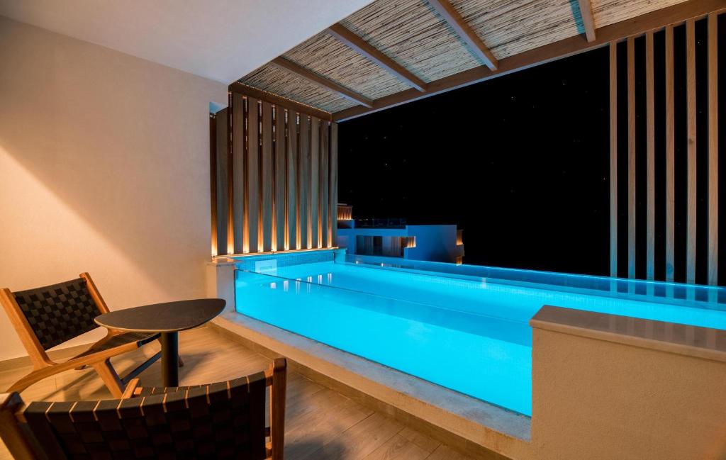 Бассейн в AKASHA Beach Hotel & Spa или поблизости