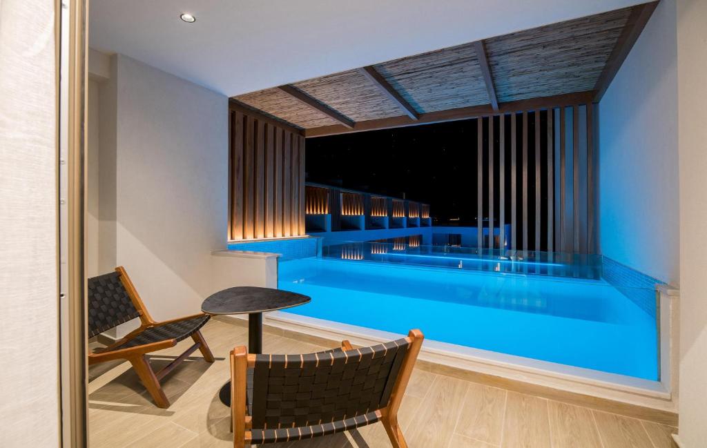 Бассейн в AKASHA Beach Hotel & Spa или поблизости