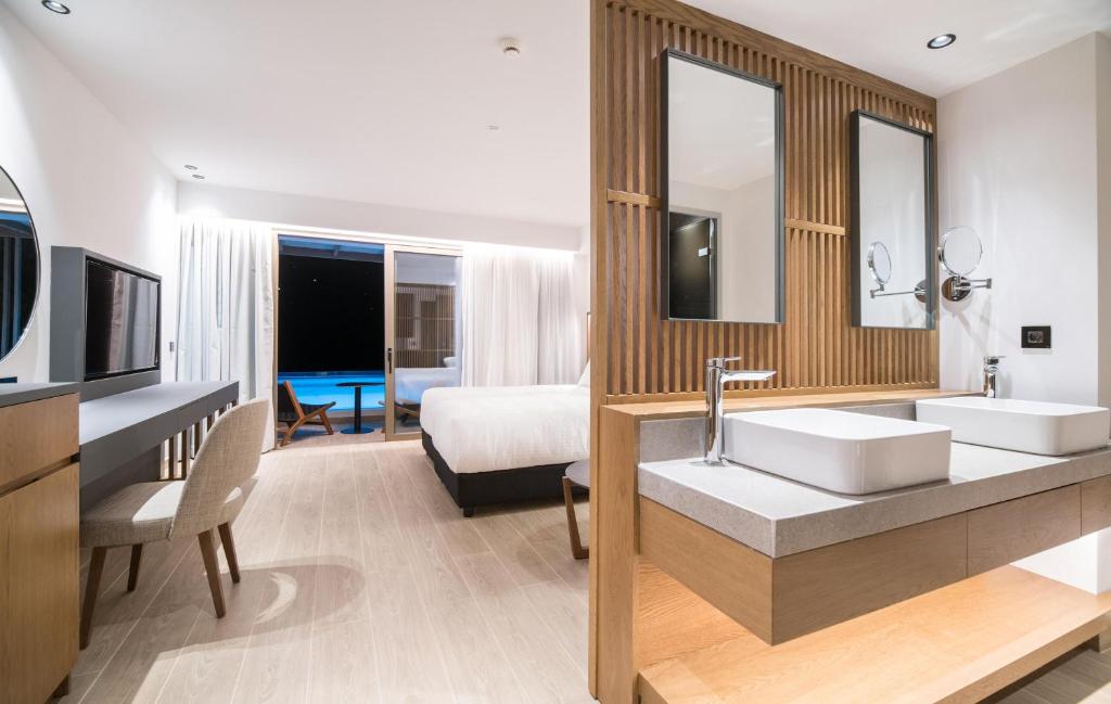 Телевизор и/или развлекательный центр в AKASHA Beach Hotel & Spa