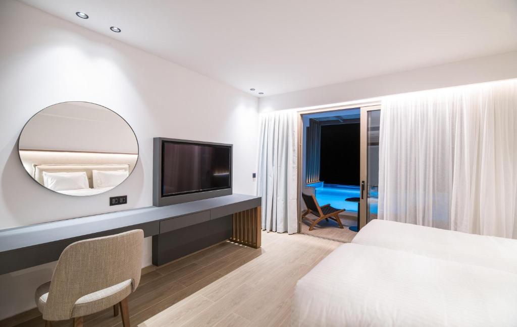 Кровать или кровати в номере AKASHA Beach Hotel & Spa