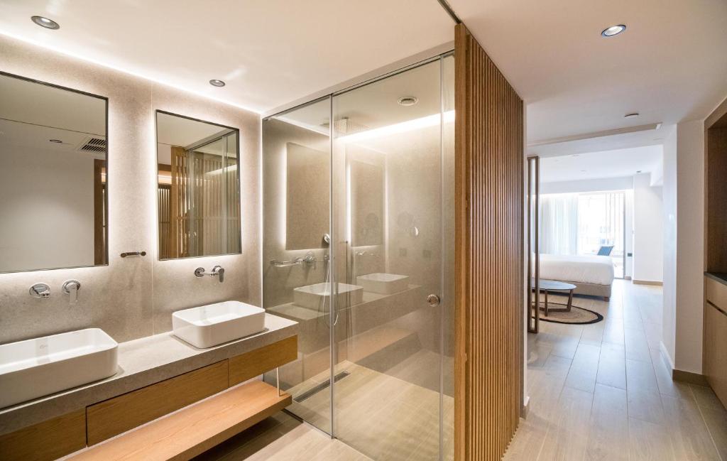 Ванная комната в AKASHA Beach Hotel & Spa