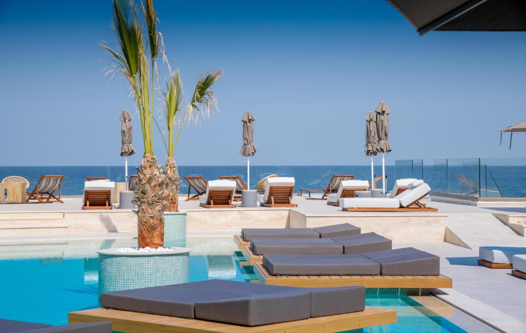 Бассейн в AKASHA Beach Hotel & Spa или поблизости