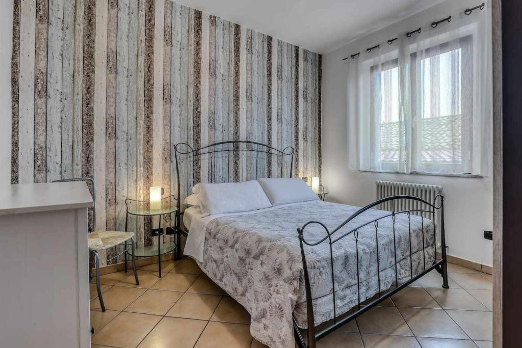 1 dormitorio con cama y ventana en Il Conero Bilocale con posto auto privato, en Osimo