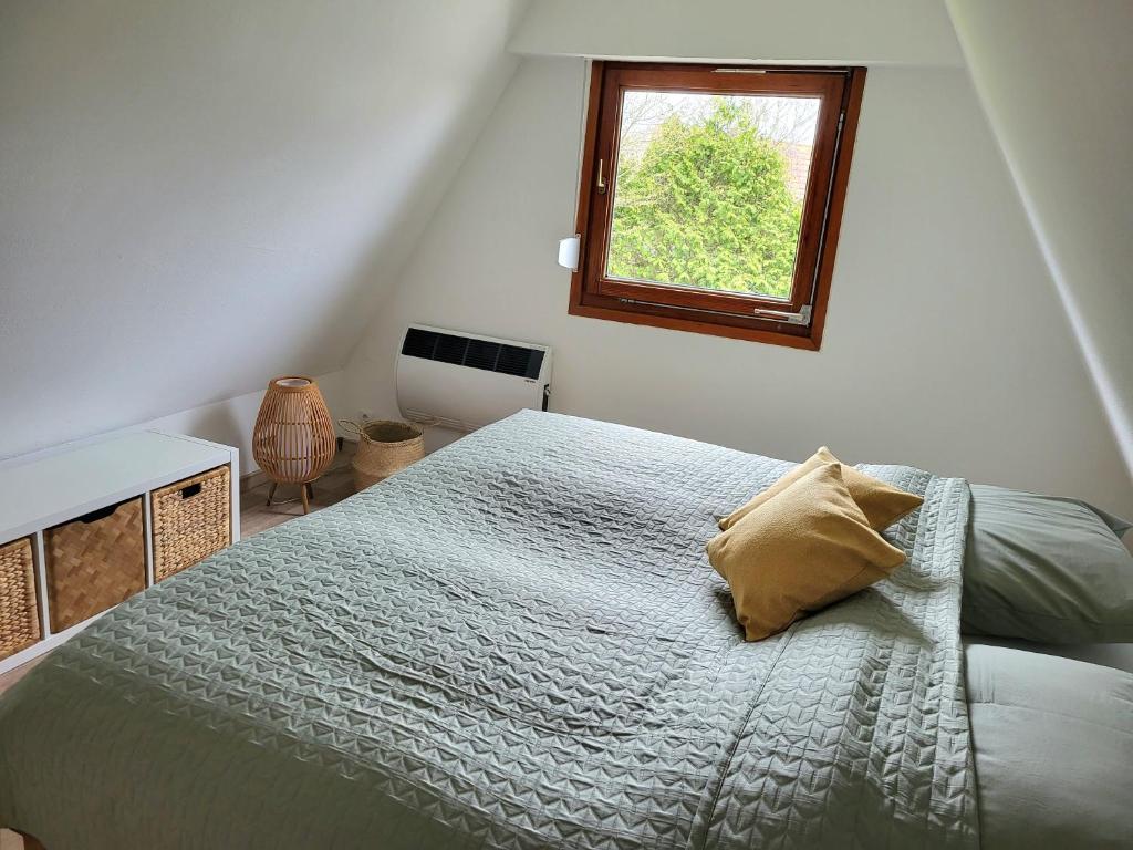 Schlafzimmer mit einem großen Bett und einem Fenster in der Unterkunft Ferienhaus Yanic in Neuharlingersiel