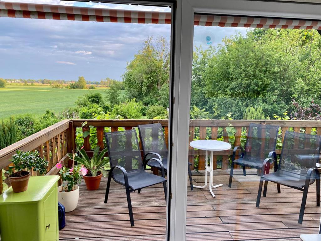 patio con sedie e tavolo su una terrazza di NEU! Ferienwohnung Cottbus nähe Spreewald a Cottbus