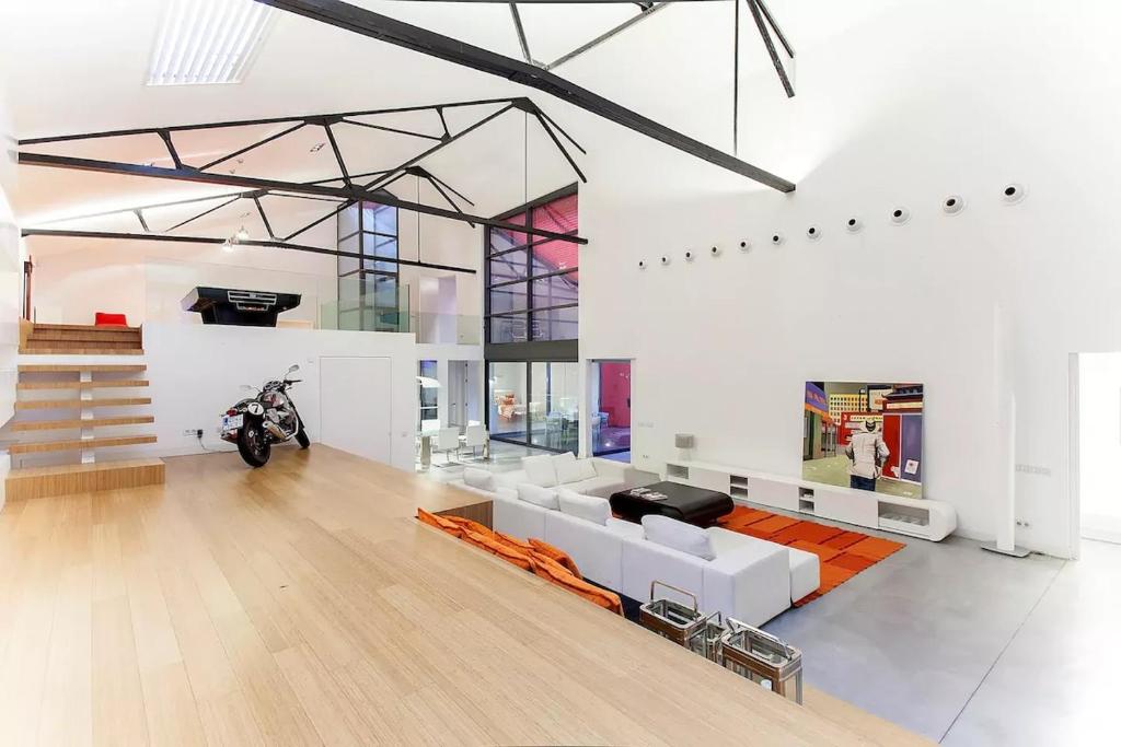 uma sala de estar com um sofá e uma mota em Apartamento inigualable en Retiro em Madri