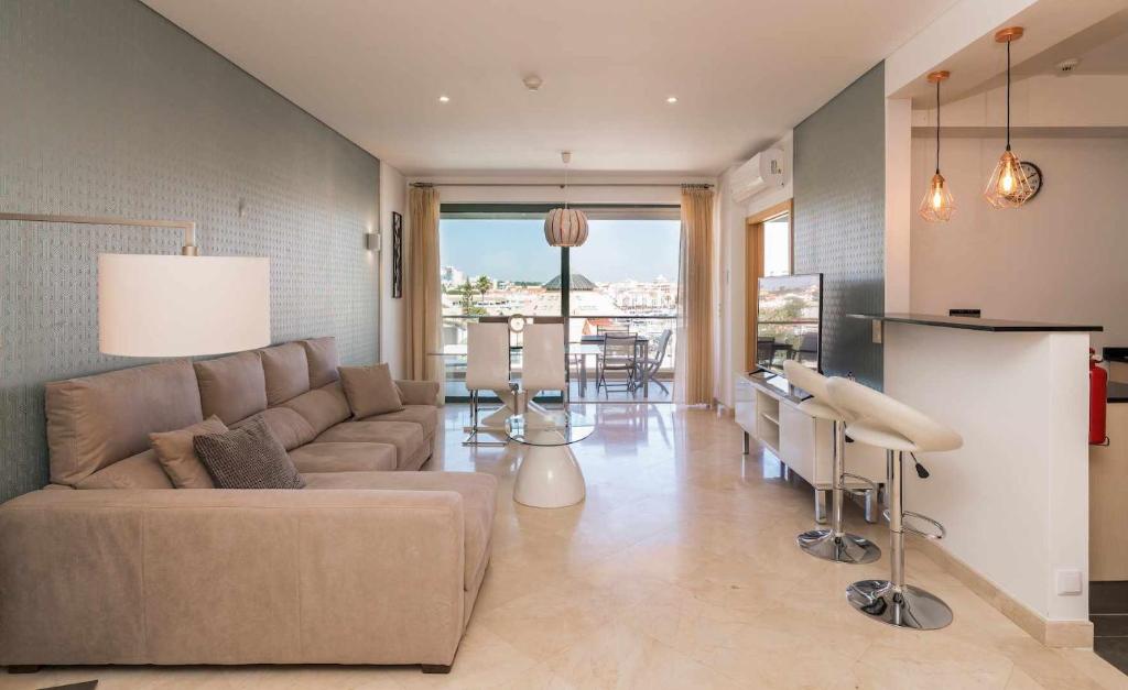 sala de estar con sofá y mesa en VilamouraSun Aquamar 418 Vista Marin, en Vilamoura