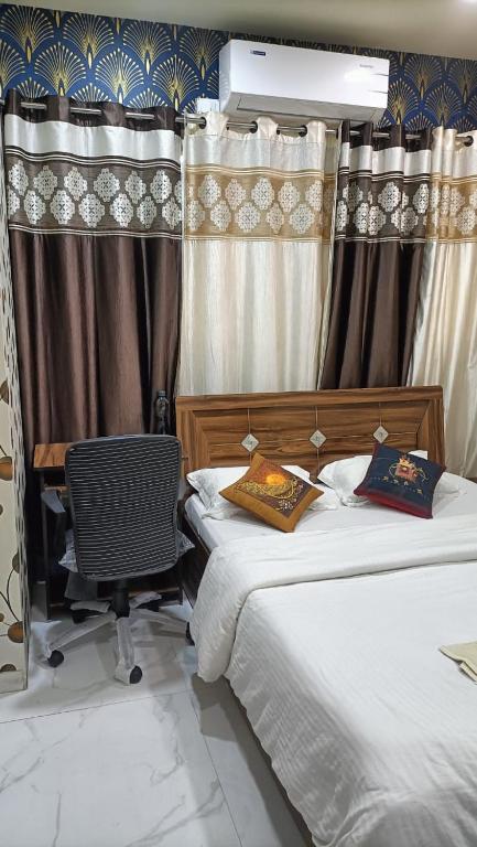 Private Fully Furnished Room in Kalyani Nagar tesisinde bir odada yatak veya yataklar