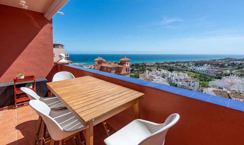 マニルバにある2173-Superb apt with amazing seaviewのテーブルと椅子、海の景色を望むバルコニー