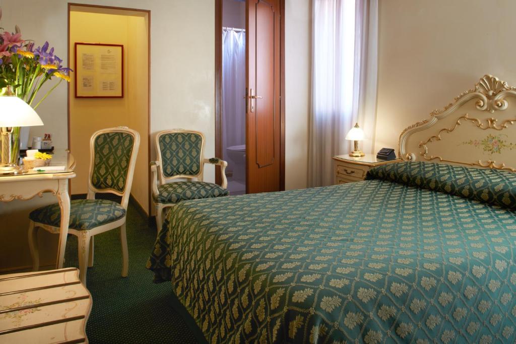 Postel nebo postele na pokoji v ubytování Hotel Commercio & Pellegrino