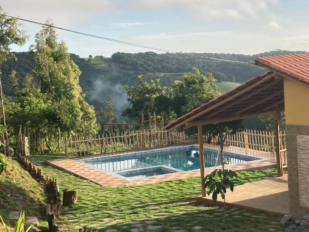 巴納內拉斯的住宿－Chalés Samambaia，一座房子的院子内的游泳池