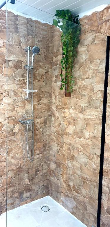 Un baño de Habitacion en casa de familia "ValenciaBonita"