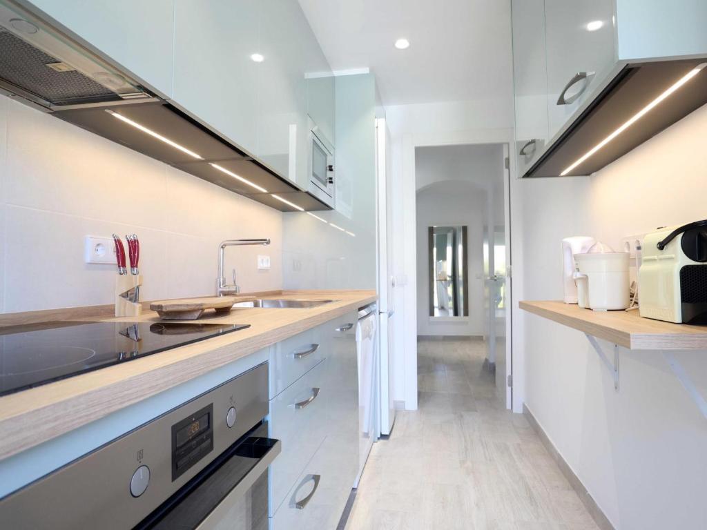 Kuchyň nebo kuchyňský kout v ubytování QUINTA SANT POL Apto 6 pax a 50 metros mar E29047