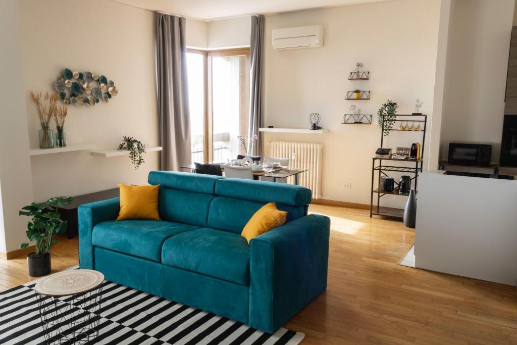 uma sala de estar com um sofá azul e almofadas amarelas em [Arena-Fiera] Appartamento con vista panoramica em Verona