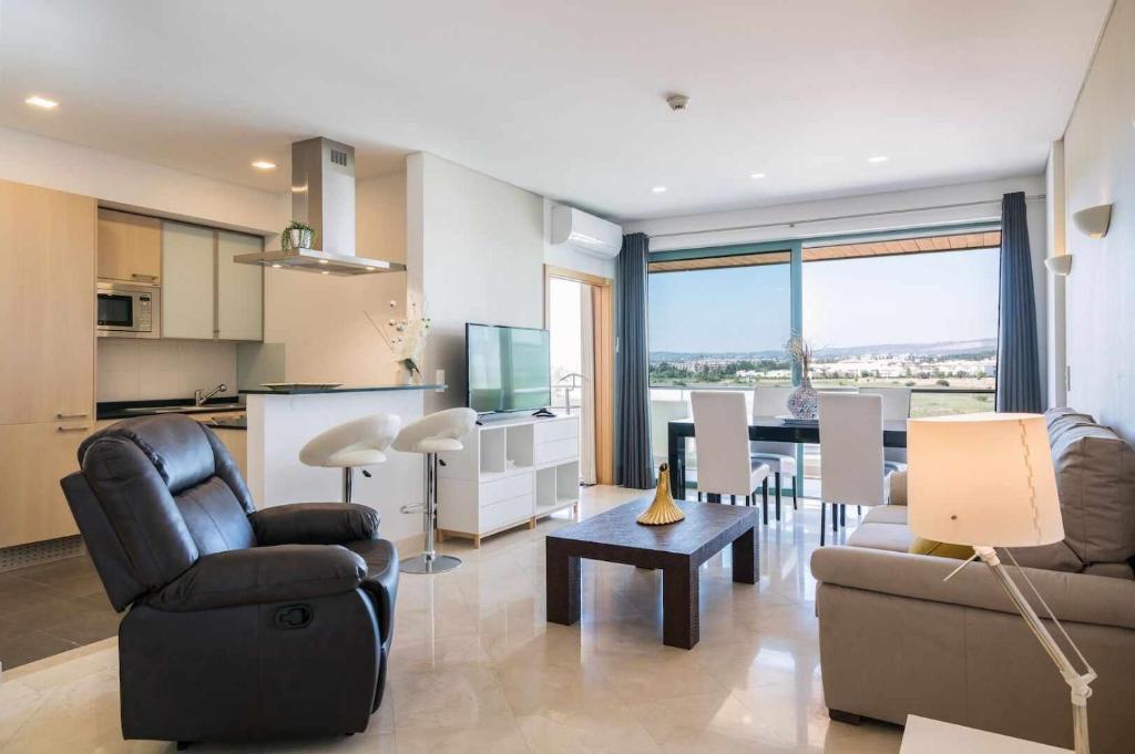 Area tempat duduk di Marina Vilamoura Aquamar 401 Modern Apartment