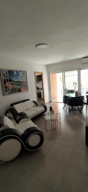ein Wohnzimmer mit einem Sofa und einem Tisch in der Unterkunft Apartamento NAVI II playa de Gandia para 6 personas in Playa de Gandia