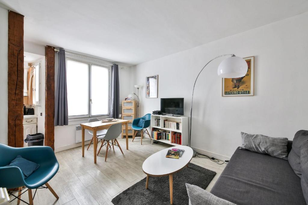 un salon avec un canapé et une table dans l'établissement Séguier proche Seine, à Paris