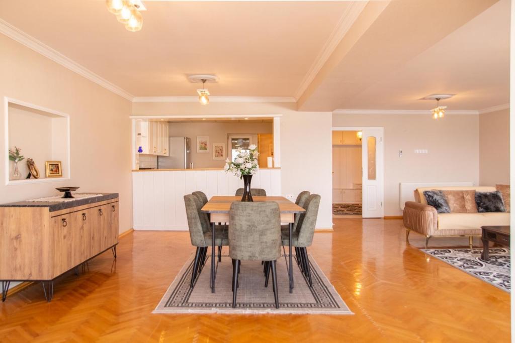 Kép Spacious Flat with Sea View in İzmir Karsiyaka szállásáról İzmirban a galériában