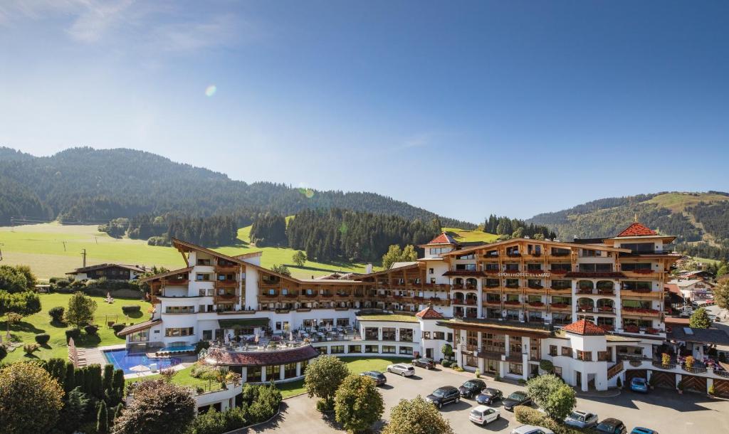 Nespecifikovaný výhled na hory nebo výhled na hory při pohledu z hotelu