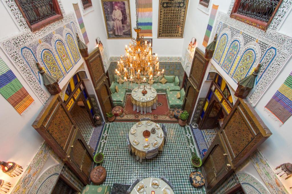 einen Blick über ein Zimmer mit einem Tisch in einem Gebäude in der Unterkunft Riad El Bacha in Fès