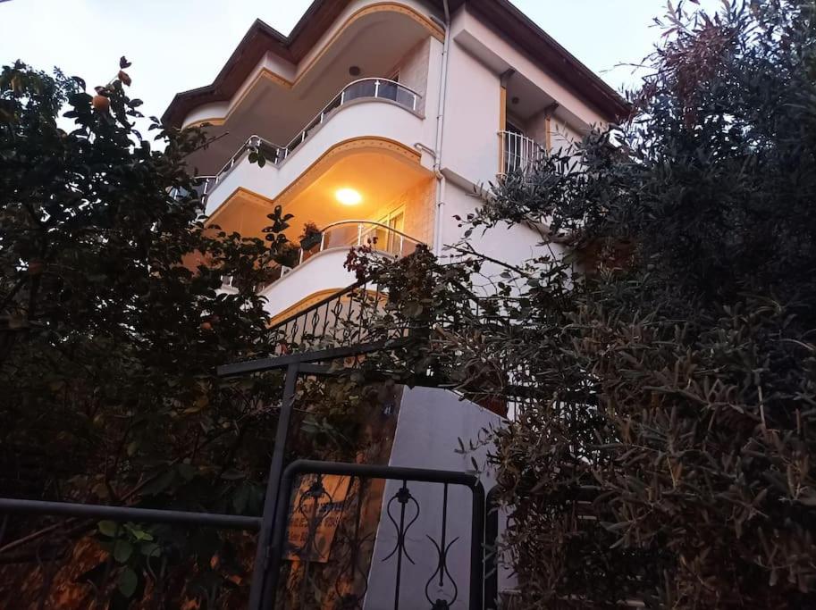 ein weißes Gebäude mit einem Balkon und einigen Bäumen in der Unterkunft modern house in perfect location in Alanya