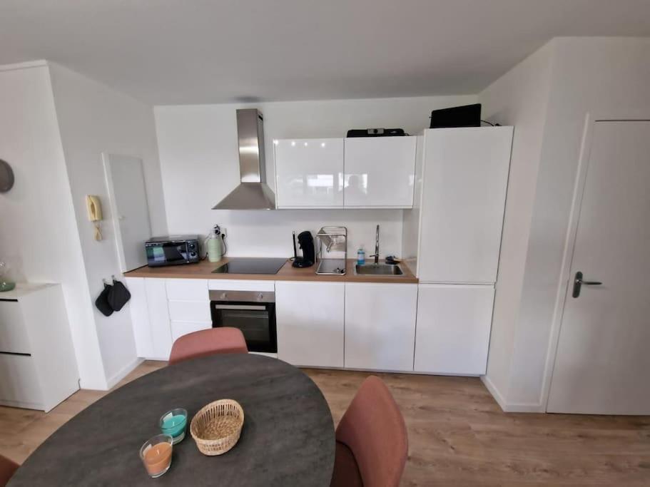 cocina con mesa y sillas en una habitación en appartement t3, en Argelès-sur-Mer