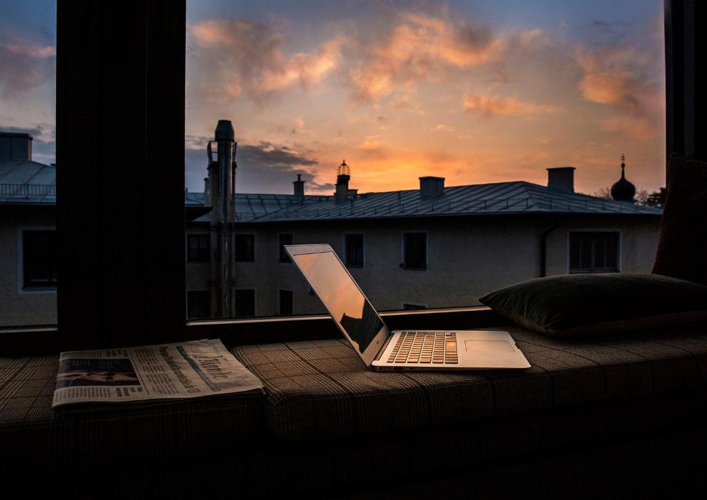 Východ nebo západ slunce při pohledu z hotelu nebo okolí