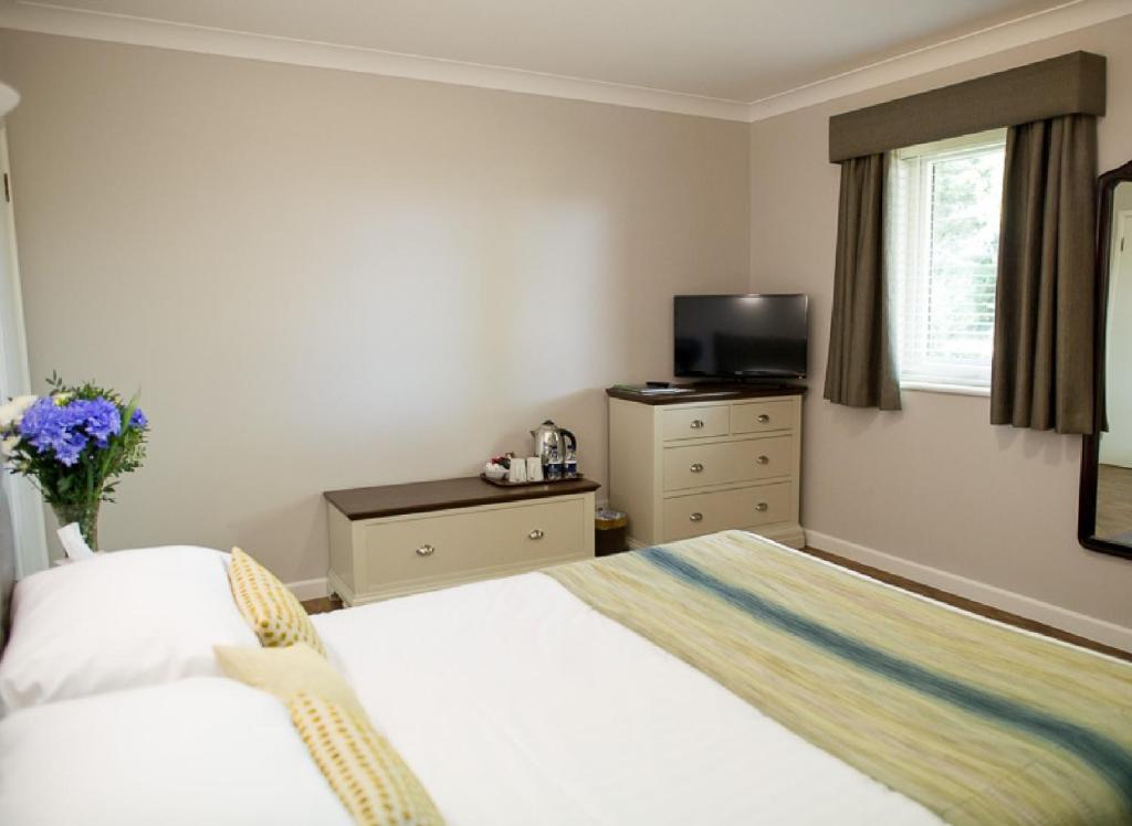 The White Horse Hotel and Luxury Shepherds Huts - 