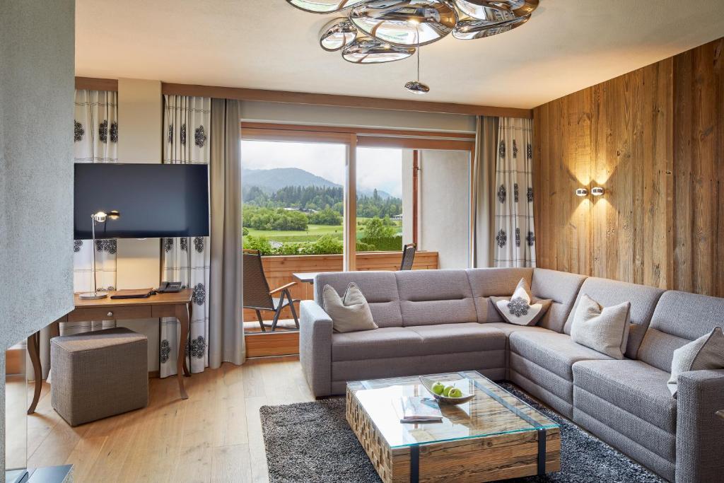 Posezení v ubytování Sporthotel Ellmau in Tirol