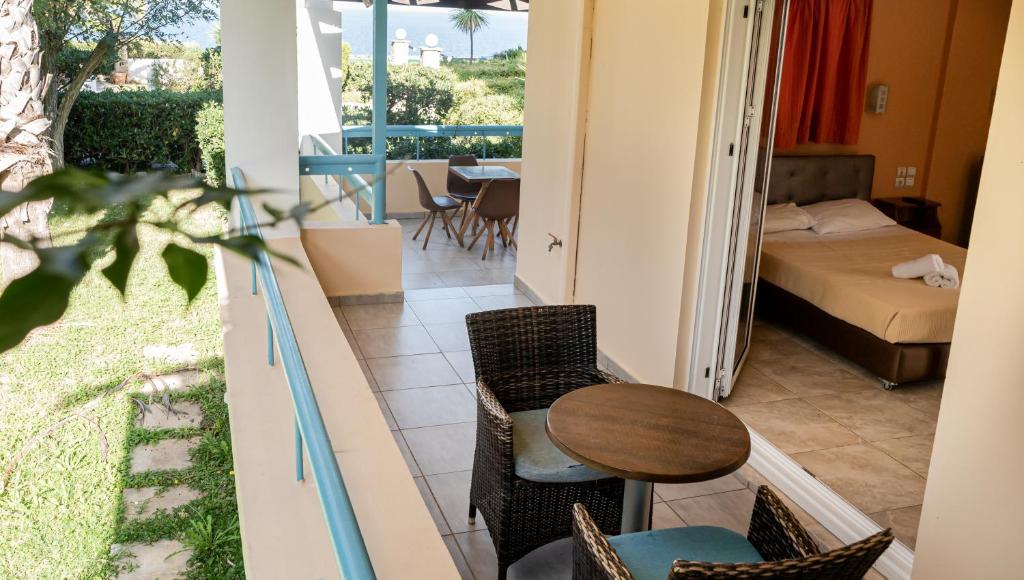 Postel nebo postele na pokoji v ubytování Aithrio Hotel