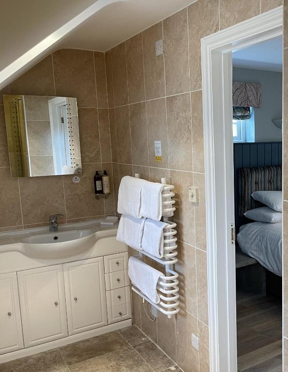 The White Horse Hotel and Luxury Shepherds Huts - 