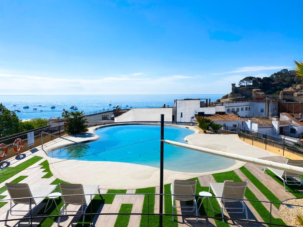 - Balcón con vistas a la piscina y sillas en Hotel Delfín, en Tossa de Mar